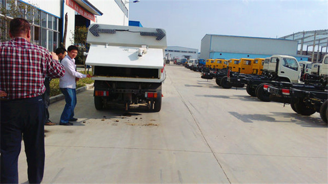 內(nèi)蒙客商正在參觀五十鈴<a href=http://www.khfxs.cn/saoluche/ target=_blank class=infotextkey>掃路車</a>