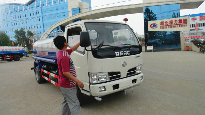 正在給5噸<a href=http://www.khfxs.cn/ssc target=_blank class=infotextkey>灑水車</a>做出廠前準備