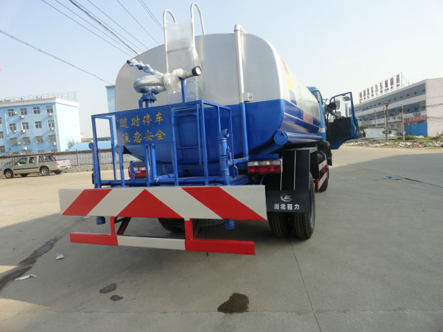 東風(fēng)153灑水車(chē)尾部