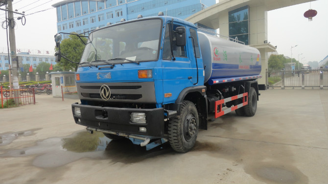 出廠前的東風(fēng)153灑水車(chē)