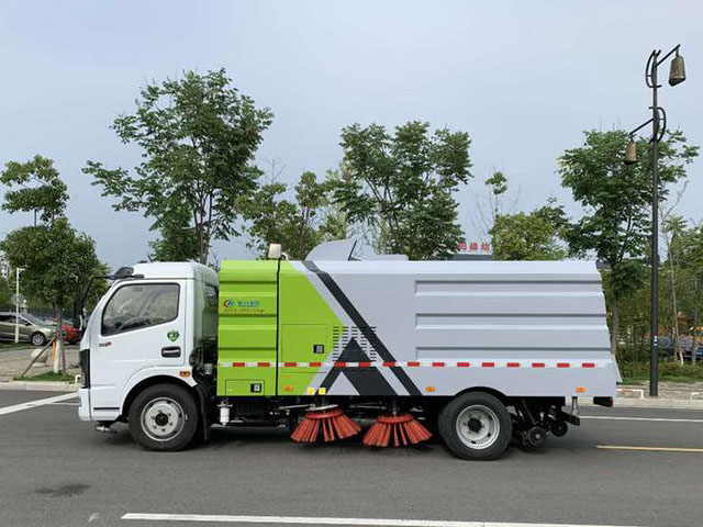 東風(fēng)多利卡2.5方水4.5方塵國六掃路車圖片4