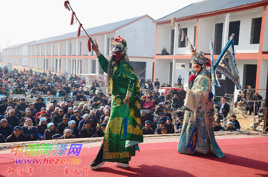 “人大代表號”大型流動<a href=http://www.khfxs.cn/wtc/ target=_blank class=infotextkey>舞臺車</a>駛進李村鎮