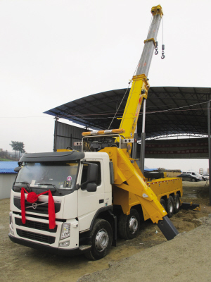 昨日，目前國內最大噸位的道路<a href=http://www.khfxs.cn/qzc/ target=_blank class=infotextkey>清障車</a>正式“落戶”貴陽。該清障車車價近300萬元，集吊裝、拖車于一體，最大起吊高度13.2米，最大拖牽重量54噸，最大起吊重量60噸，可安全快速地對交通事故中側翻的重型貨車、重型<a href=http://www.khfxs.cn/ygc/ target=_blank class=infotextkey>油罐車</a>等進行起吊、救援和拖運，及時恢復現場交通。曾秦 攝