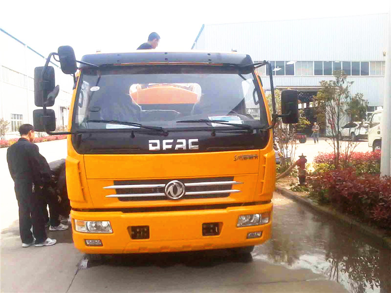 高壓清洗<a href=http://www.khfxs.cn/xifenche/ target=_blank class=infotextkey>吸糞車</a>正面圖